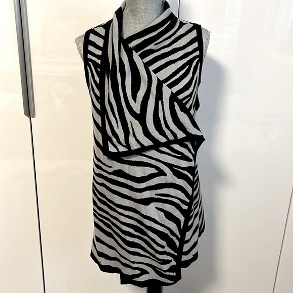 AUGUST SILK Drape Open Sleeveless Vest Animal Print, Size S - Picture 6 of 10